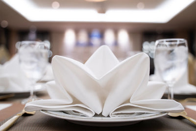 gevouwen servet tijdens dineren in restaurant
