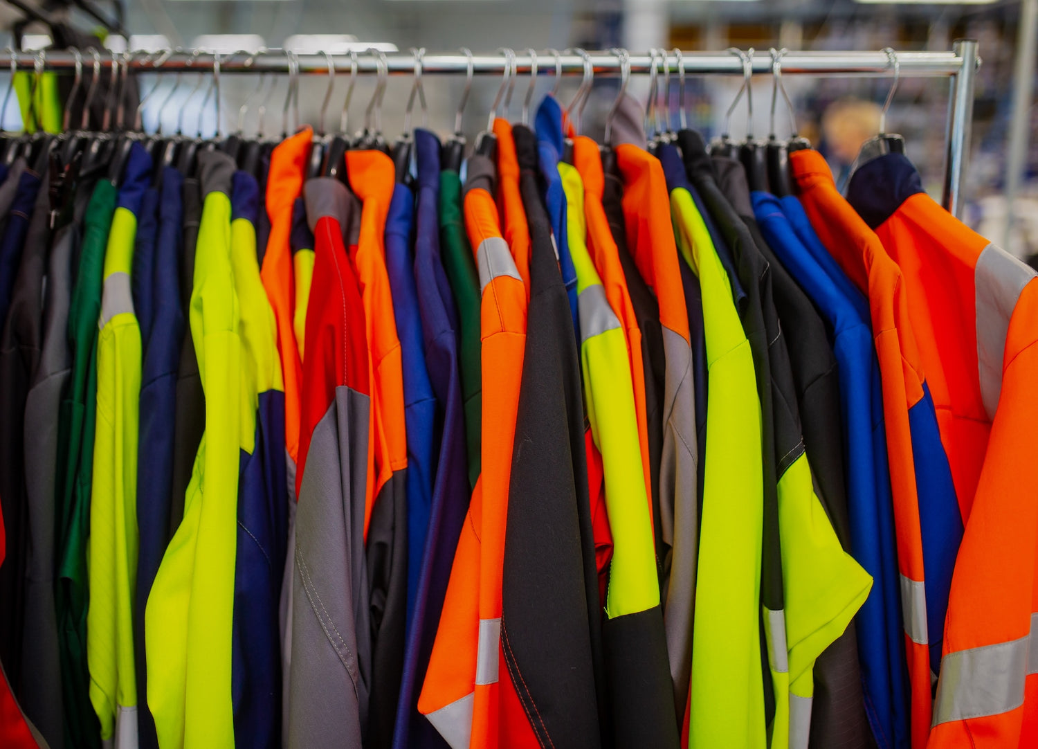 bedrijfskleding op een hanger