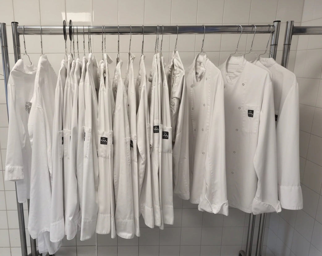 kokskleding op een hanger