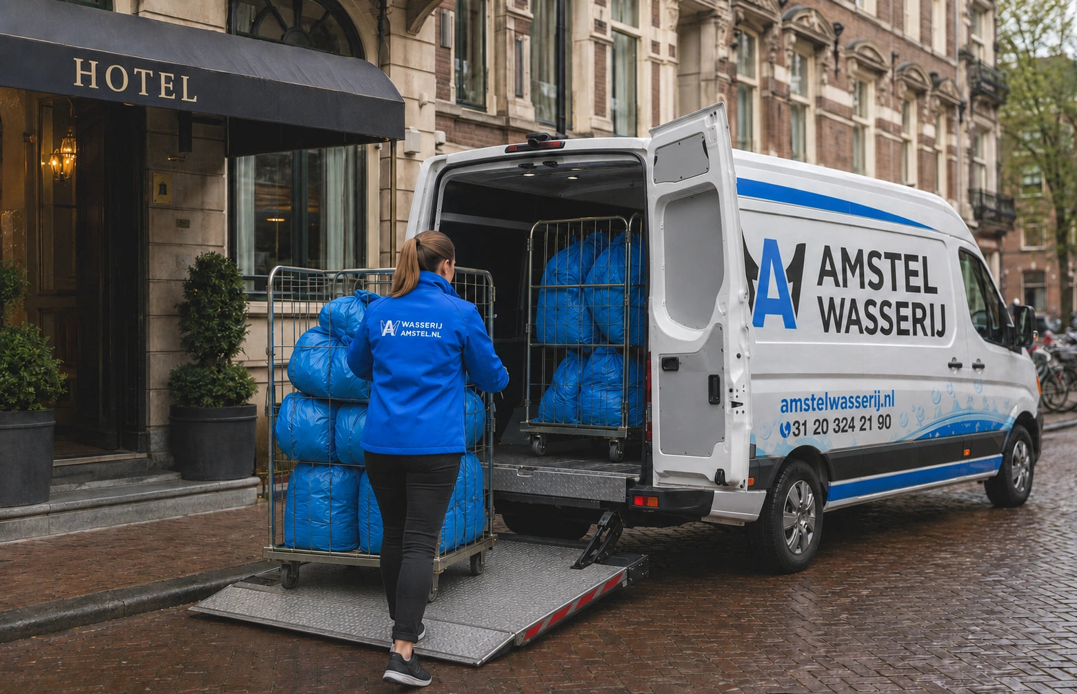 chauffeur de het vuile was van een hotel zit in te laden in de busje van wasserij amstel