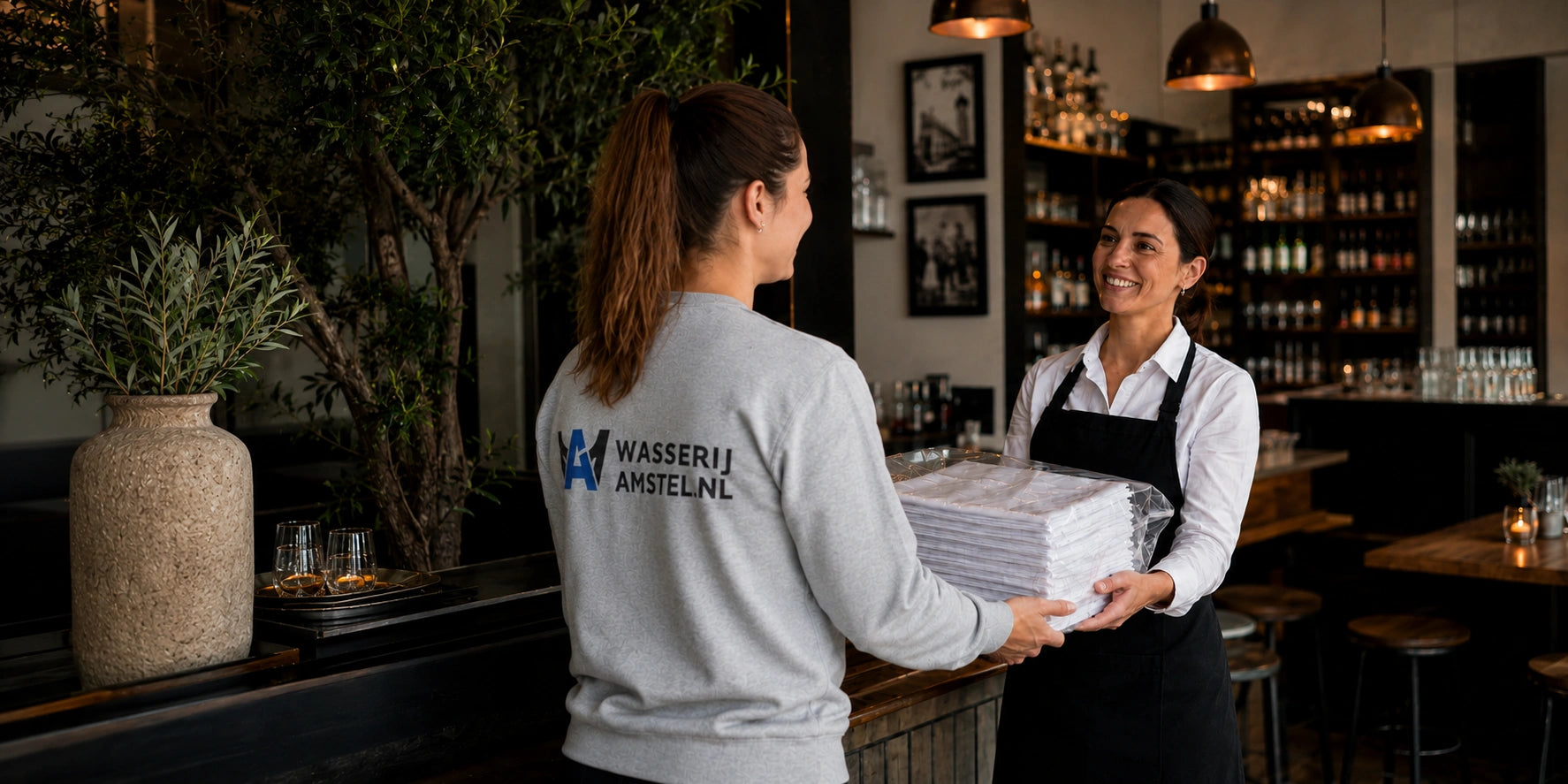 vrouwelijke chauffeur brengt schoonwasgoed naar een horeca restaurant in amsterdam